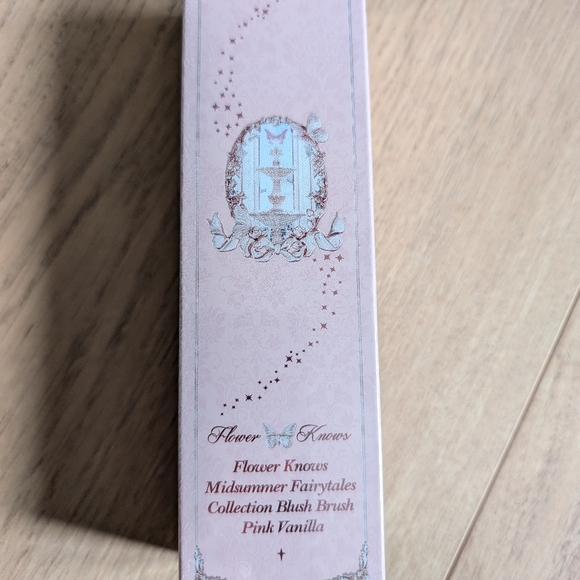 BNIB Flower Knows Blush Brush - Midsummer Fairytales - Pink Vanilla - Picture 1 of 2
